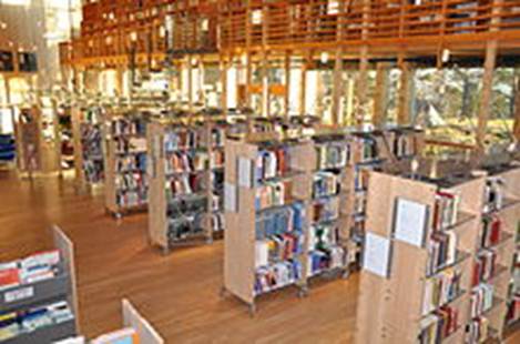 https://upload.wikimedia.org/wikipedia/commons/thumb/3/3a/Biblioteket_1_%2810309927154%29.jpg/220px-Biblioteket_1_%2810309927154%29.jpg